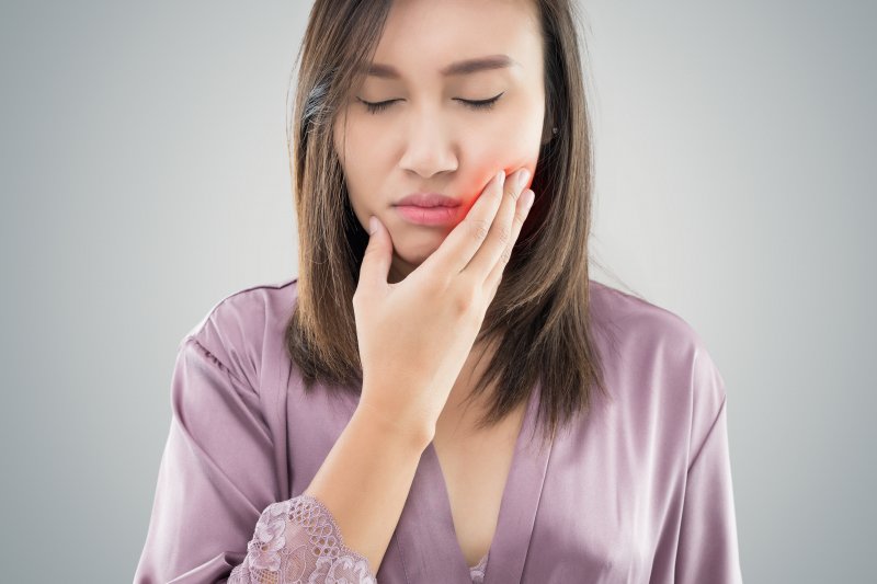 woman with toothache needs emergency dentist in Mobile